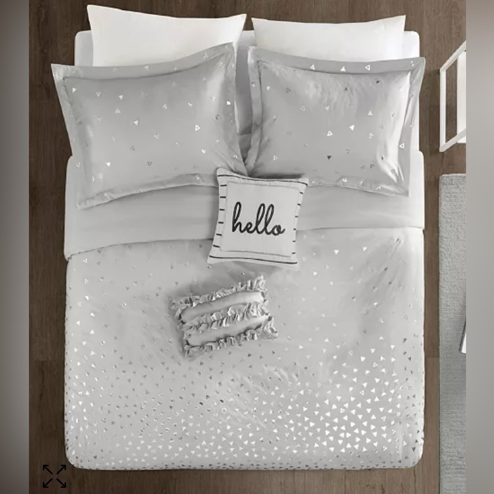 NWT!! Intelligent Design Duvet Set Metallic, Twin/Twin XL, Grey/Silver, 4 pc